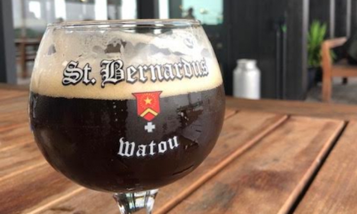 St Bernardus Prior 8 glas op tafel bij de brouwerij in Watou